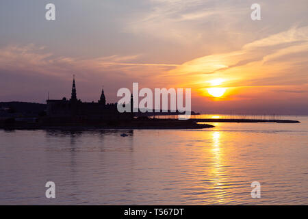 Il Castello di Kronborg silhouette in Helsingor al tramonto Foto Stock