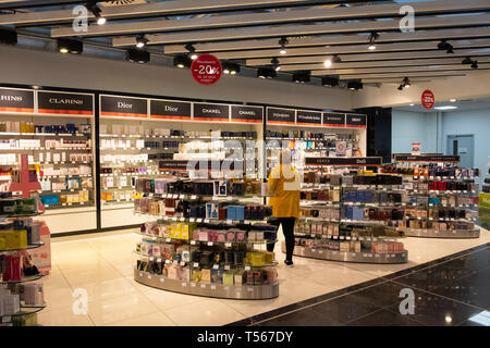 L'aeroporto di Bournemouth sala partenze mondo interiore di Duty Free shop interno con dispaly stand Foto Stock