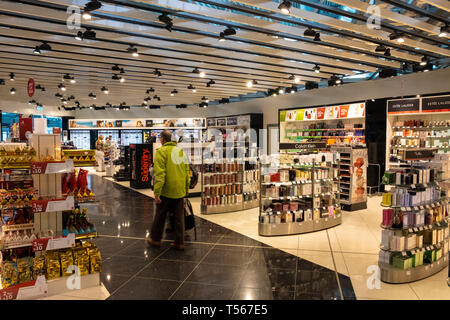 L'aeroporto di Bournemouth sala partenze mondo interiore di Duty Free shop interno con dispaly stand Foto Stock