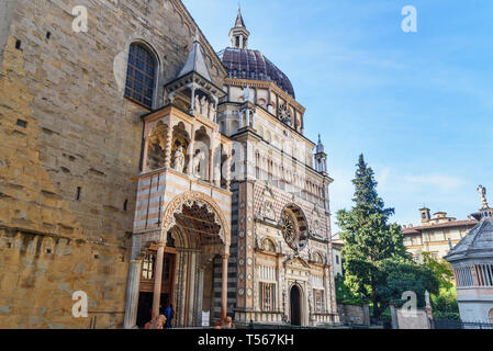 Giovanni da Campione il portico del transetto di sinistra della Basilica di Santa Maria Maggiore e la facciata della Cappella Colleoni a Bergamo. Italia Foto Stock