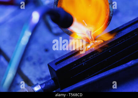 Il processo di fusione di metalli preziosi in una gioielleria workshop, close-up. Foto Stock