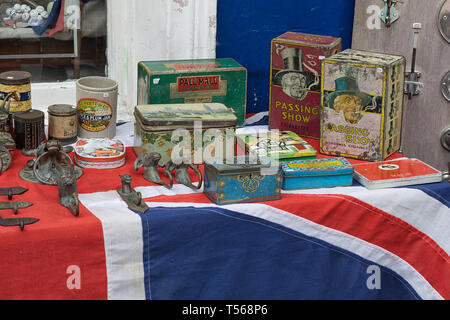 Vintage collectibles su portobella Road Londra Foto Stock