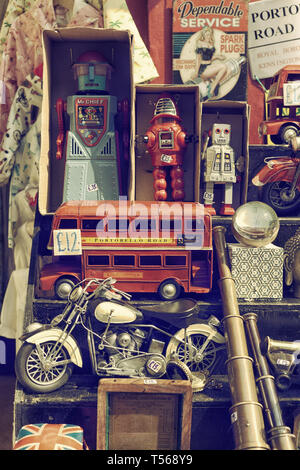Giocattoli e ornamenti al di fuori di Alice negozio di antiquariato. Portobello Road. A Notting Hill, Londra. Foto Stock