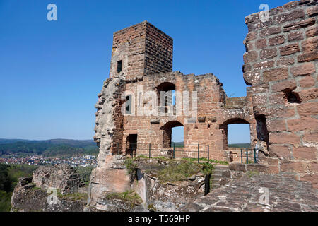 Palas e la torre del castello di roccia Altdahn, una fortezza medievale presso il village Dahn, Wasgau, Renania-Palatinato, Germania Foto Stock