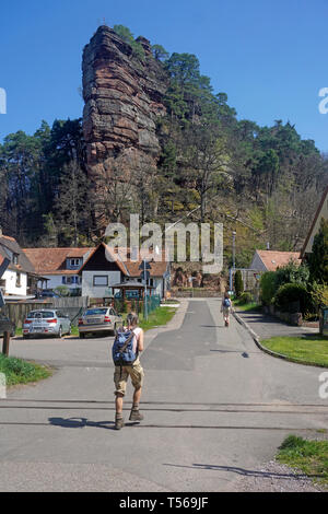 Escursionista presso 'Jungfernsprung', formazione di roccia e punto di riferimento del villaggio, Dahn Wasgau, Renania-Palatinato, Germania Foto Stock