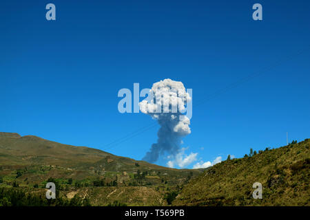 L eruzione del vulcano Sabancaya in aprile 2018 vista dall'Highland nei pressi di Arequipa, Perù Foto Stock