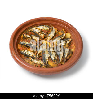 Tradizionale Tagine marocchino con le sardine ripiene di verdure e isoloated su sfondo bianco Foto Stock