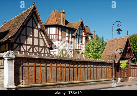 Vecchia casa, a struttura mista in legno e muratura di mattoni rossi, stucco, semi-parete, il picco di tetti, legno entrata, attraente, Petit Andelys, Les Andelys; Francia; Normandia; estate, ho Foto Stock