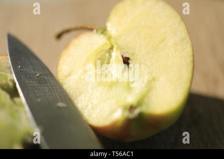 Mela tagliata con un coltello. Foto Stock