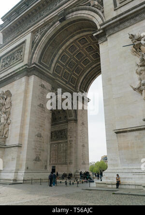 Parigi, Francia - Aprile 2, 2019: turisti sotto l'Arc de Triomphe (Arco Trionfale) a Champs Elysees. Foto Stock