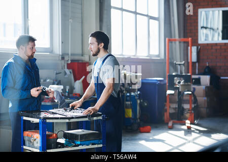 I lavoratori in riparazione centro di servizio Foto Stock