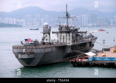La nave operazionale più antica della Marina USA, USS Blue Ridge, è ormeggiata nel porto di Victoria, Hong Kong, Cina. Foto Stock