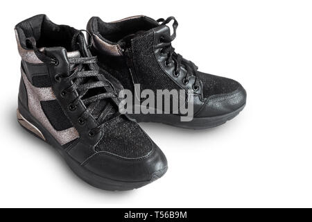 Confortevole sneakers nero con pannelli grigio su una piattaforma elevata con una cerniera lampo e lace-up. Presentato su uno sfondo bianco. Foto Stock