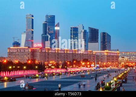 La Collina Poklonnaya, Kutuzovsky Prospekt durante il tramonto con il Moscow International Business Center (MIBC) sullo sfondo. Mosca, Russia. Foto Stock