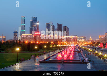 Fontane, la Collina Poklonnaya, Kutuzovsky Prospekt durante il tramonto con il Moscow International Business Center (MIBC) sullo sfondo. Mosca, Russia. Foto Stock