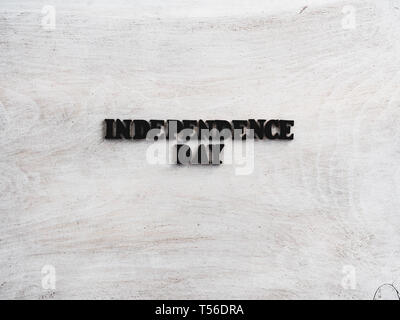 Bellissimo biglietto di auguri per la festa dell Indipendenza. Lettere di legno con un elogiativo iscrizione su uno sfondo bianco. Close-up, vista dall'alto. Congratulati Foto Stock