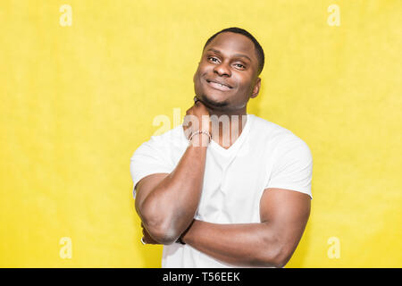 Attraente americano africano mantiene man mano sul collo. Foto Stock