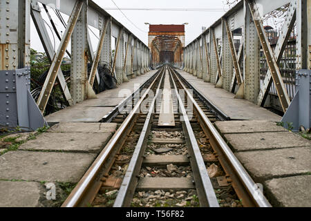 Il vecchio ponte ferroviario con metallo arrugginito costruzioni Foto Stock