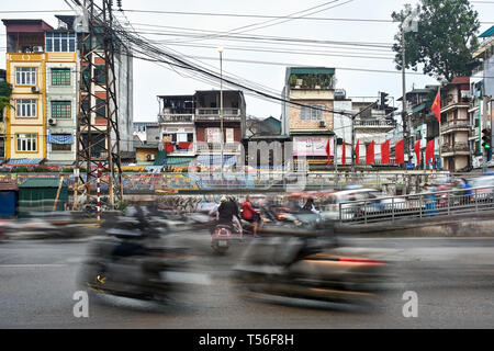 Strada trafficata con un grande traffico di Hanoi Foto Stock