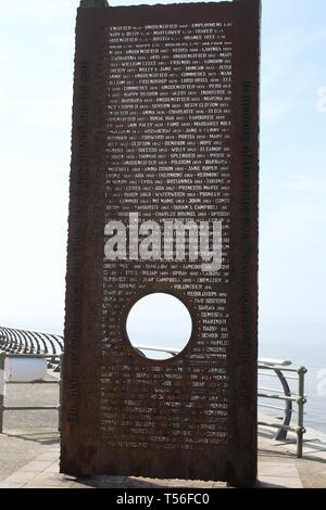 Cleveleys Blackpool Lancashire Regno Unito XXI Aprile 2019-arte pubblica: Naufragio Memorial su Cleveleys Promenade Foto Stock