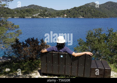 Un visitatore godere la stupenda vista sul lago nel Parco Nazionale di Mljet, Croazia Foto Stock