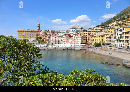 La colorata riviera italiana paesaggio del Porticciolo dock e il molo di Genova Nervi Foto Stock