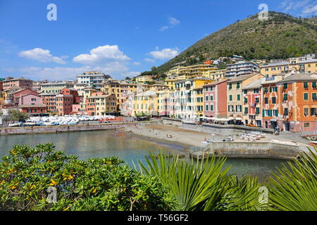 La colorata riviera italiana paesaggio del Porticciolo dock e il molo di Genova Nervi Foto Stock