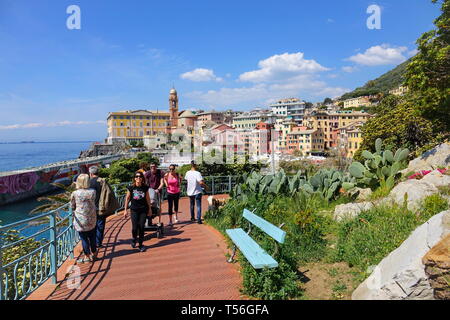 La colorata riviera italiana paesaggio del Porticciolo dock e il molo di Genova Nervi Foto Stock