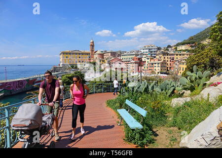 La colorata riviera italiana paesaggio del Porticciolo dock e il molo di Genova Nervi Foto Stock