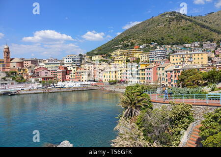 La colorata riviera italiana paesaggio del Porticciolo dock e il molo di Genova Nervi Foto Stock