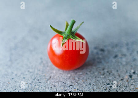 Ripe rosso home freschi coltivati pomodori ciliegia Foto Stock