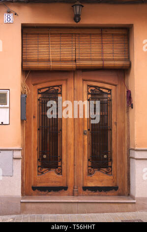 Close-up di qualsiasi facciata di qualsiasi vecchio stile di città con le sue porte doppie e il suo comune in legno tenda a rullo Foto Stock