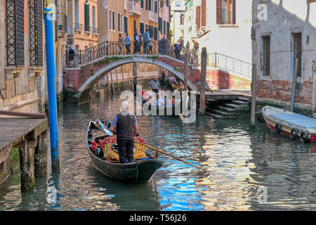 Venezia, Italia - 17 Aprile 2019: Tradizionale Gondola Veneziana barca con i turisti in stretti canali di Venezia Foto Stock