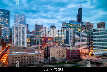 Ora blu sera cityscape in West Loop quartiere. Una lunga esposizione, architettura Tenebrologo. Strada principale a Chicago, strade in Illinois. Foto Stock