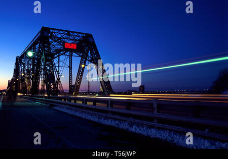 Alexandra Metal Bridge con Car Lights a Ottawa, Ontario, Canada Foto Stock