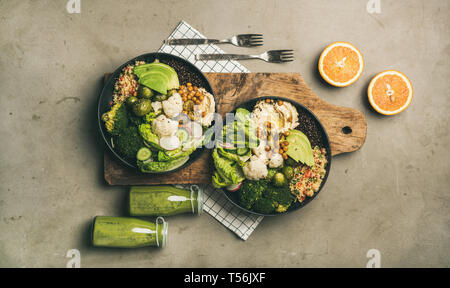 Flat-lay di sano pranzo impostazione con superbowls e frullati Foto Stock