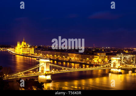 Al parlamento di Budapest e e il Ponte della Catena al crepuscolo Foto Stock