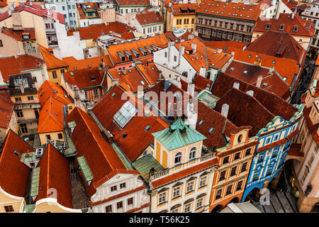 Guardando verso il basso su una strada laterale nel centro di Praga Foto Stock