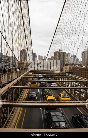 Taxi e auto di attraversare il ponte di Brooklyn a New York City durante le ore di punta Foto Stock