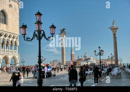 Venezia, Italia - 17 Aprile 2019: Colonna con veneziano alato Leone di San Marco o San Marco in alto al di sopra del montante di Piazza San Marco, un simbolo di Venezia Foto Stock