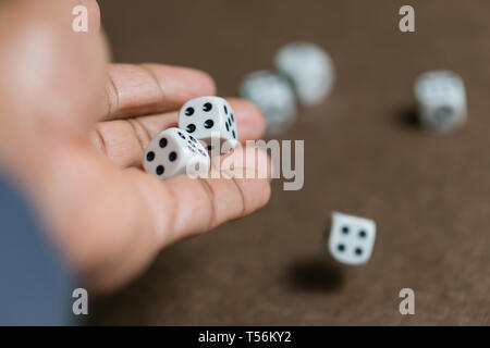 Man mano Rotolare i dadi a bordo Foto Stock