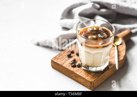 Caffè ghiacciato latte, rinfrescante e energy boost bevanda fredda in vetro. Copia spazio per il testo Foto Stock