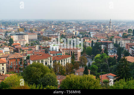 Vista della città di Bergamo da Sant Andrea piattaforma. Italia Foto Stock