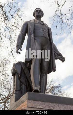 Statua di Sir Robert Peel (1788-1850) in piazza del Parlamento, Londra, Regno Unito. Foto Stock