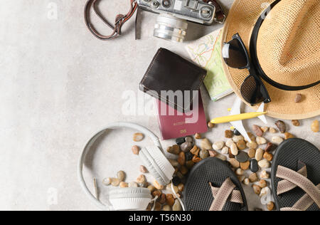 Accessori per piano di viaggio, viaggio vacanze, turismo - sandali e vintage fotocamera su sfondo marmo. Appartamento di laici e di spazio di copia Foto Stock