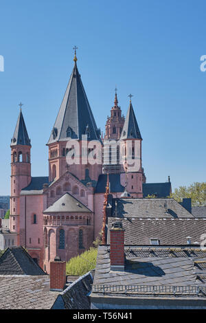 Il St. Martins cattedrale Dom di Mainz, Germania, verticale immagine a colori su un giorno senza nuvole Foto Stock