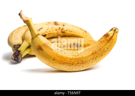 Banane mature con macchie scure isolato su bianco Foto Stock