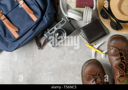 Preparare uno zaino accessori e articoli da viaggio su sfondo marmo, piatto di laici che, vista dall'alto lo sfondo Foto Stock