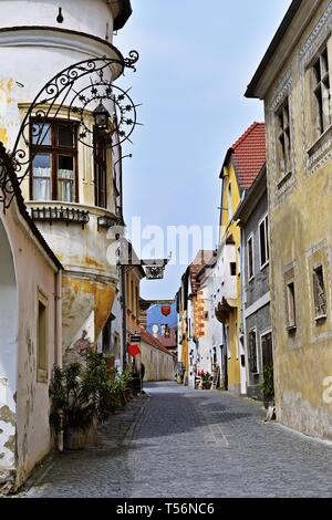 Bellissima via medievale di Durnstein villaggio nella valle di Wachau, Austria Foto Stock