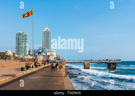 Colombo, Sri Lanka - Aprile 5, 2019: Galle Face Green beach e Waterfront Park e la zona residenziale di Colombo, capitale dello Sri Lanka Foto Stock